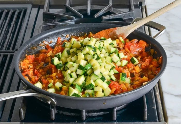 Рататуй — яркое и сытное летнее овощное рагу с оливковым маслом, чесноком и травами Рататуй — яркое и сытное летнее овощное рагу с оливковым маслом, чесноком и травами