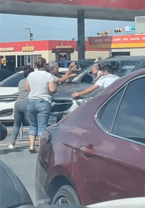 Мужчина разбил лобовое стекло, спасая младенца из раскалённой машины