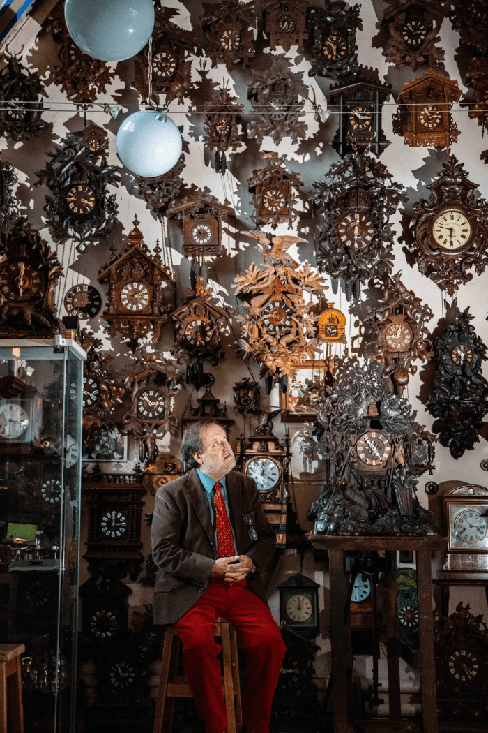Братья собрали самую большую в мире коллекцию часов с кукушкой
