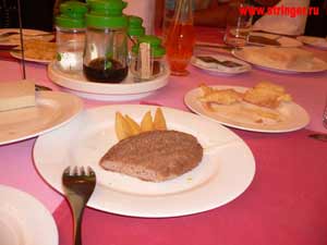 Дежурный корейский завтрак: котлета с четырьмя кусочками картошки, рисовый хлеб и сырая картошка в тесте. Фото: Елена Токарева 