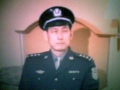 Чжан Цзяньхуа в полицейской униформе. Фото: NTDTV screen grab/The Epoch Times