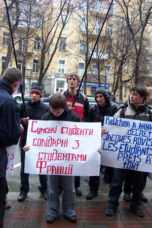 7 апреля в 11 часов состоялось пикетирование посольства Республики Франция в знак солидарности с французскими студентами. фото: Великая Эпоха 