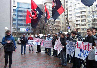 7 апреля в 11 часов состоялось пикетирование посольства Республики Франция в знак солидарности с французскими студентами. фото: Великая Эпоха 